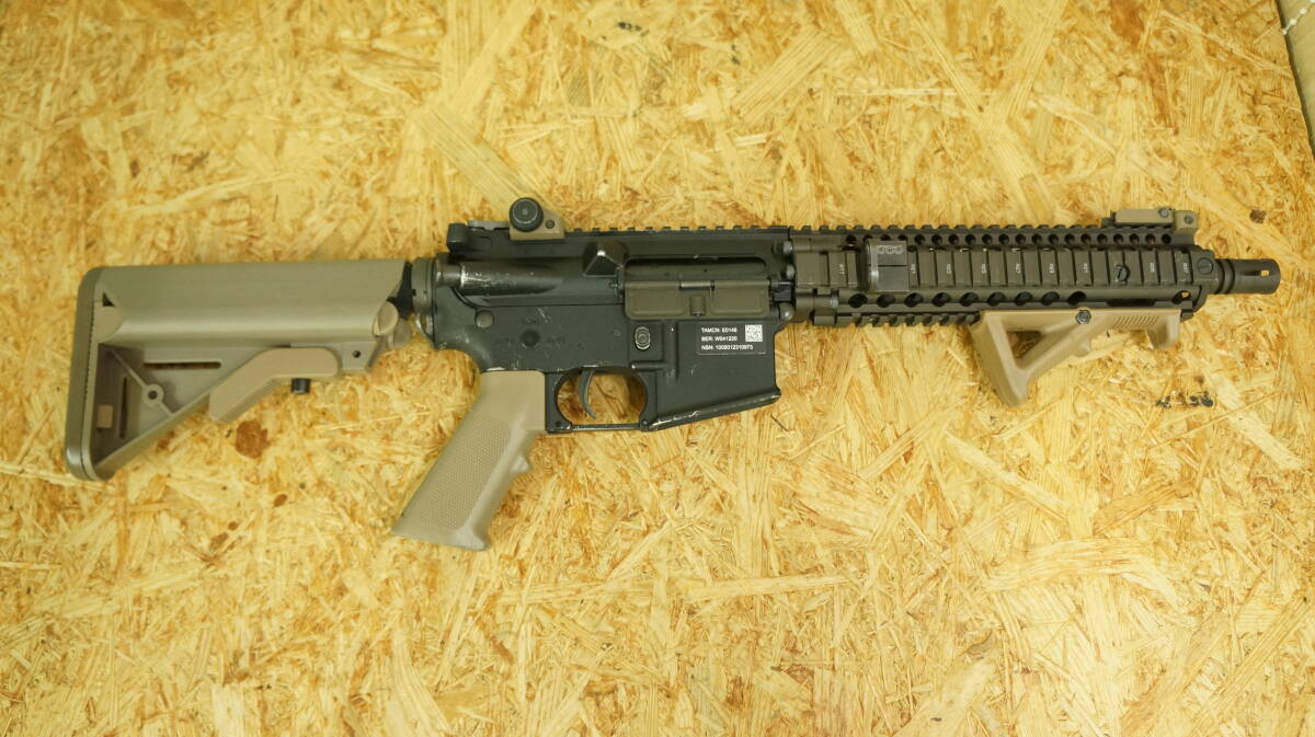 VFC M4A1 電動ガン 中古品 マガジン欠品 傷、汚れ有 動作品 ポートカバー不具合有_画像2