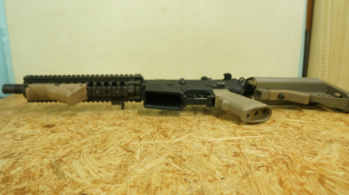 VFC M4A1 電動ガン 中古品 マガジン欠品 傷、汚れ有 動作品 ポートカバー不具合有_画像3