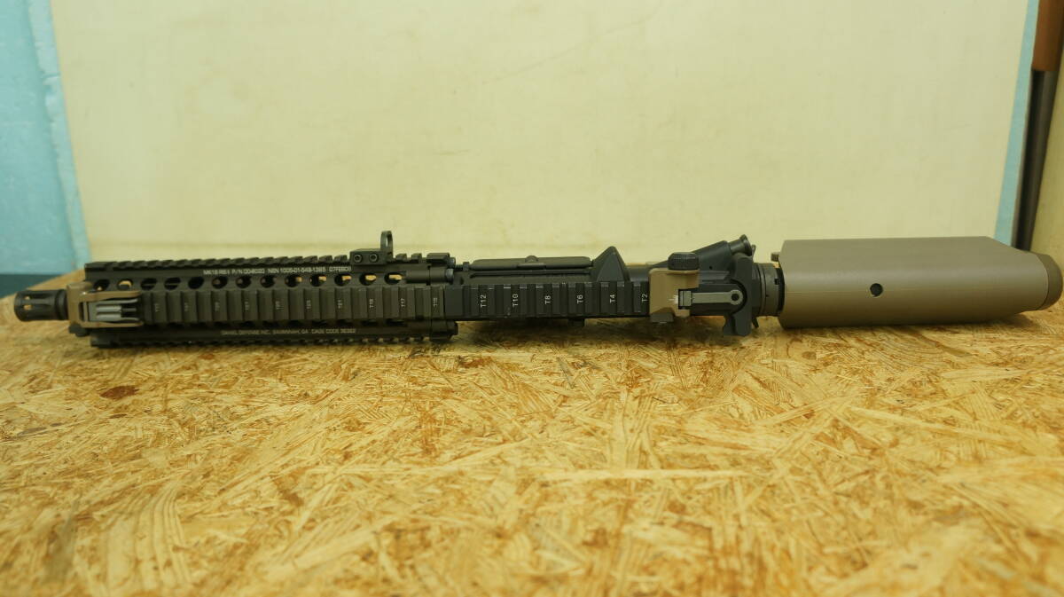 VFC M4A1 電動ガン 中古品 マガジン欠品 傷、汚れ有 動作品 ポートカバー不具合有_画像4