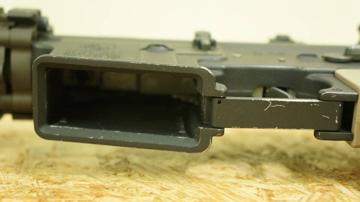 VFC M4A1 電動ガン 中古品 マガジン欠品 傷、汚れ有 動作品 ポートカバー不具合有_画像9