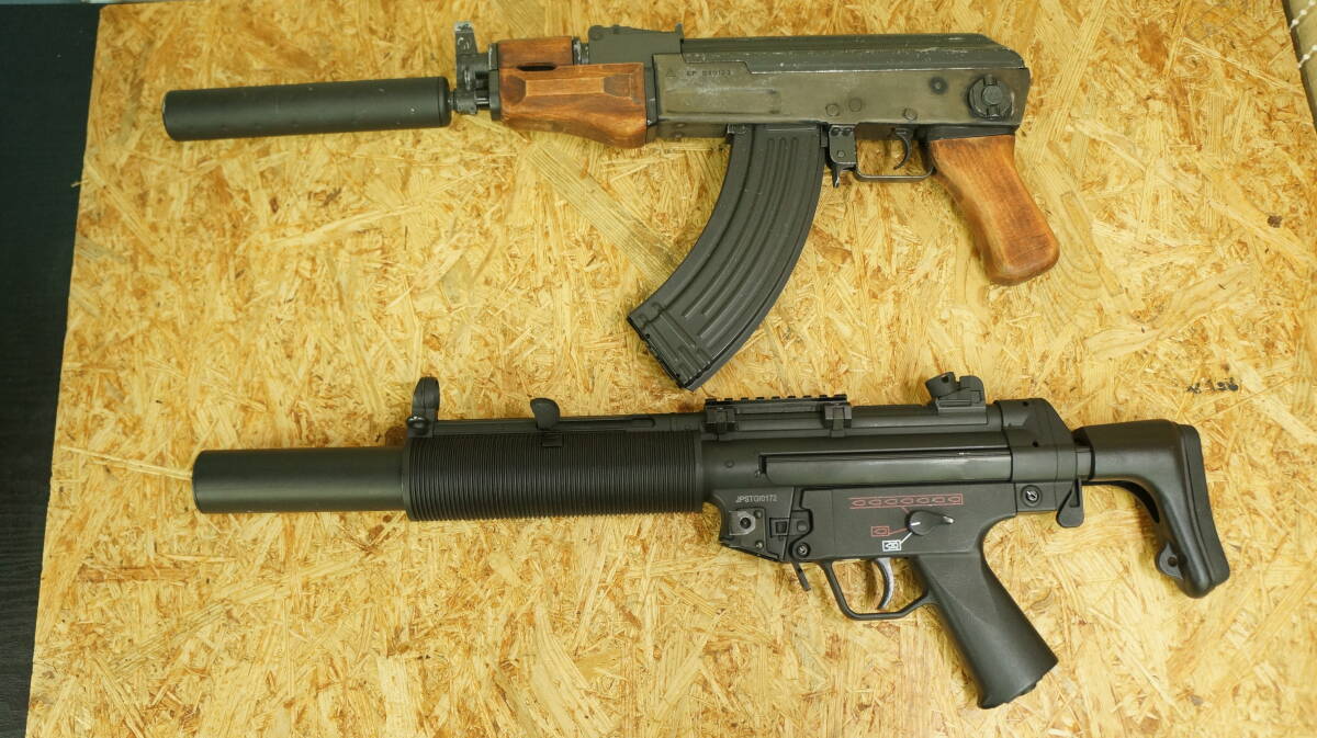 CYMA AK47 / MP5 SD6 電動ガン2点セット　中古ジャンク品　傷、汚れ有　AK-47動作品、ストック欠品　MP5不動品、マガジン欠品_画像1