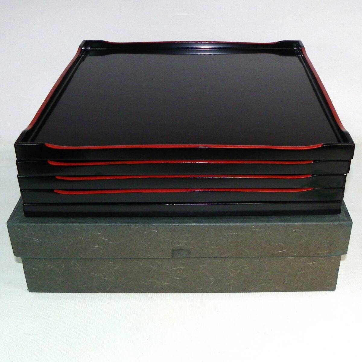 ゆうパック.100サイズ送料記載済み アソベ 漆器 木製 お盆 角盆4枚と置台 塗り.盆.4枚 H/1.2㎝位・30.5㎝位x30.5㎝位(赤枠.樂多我)_画像3