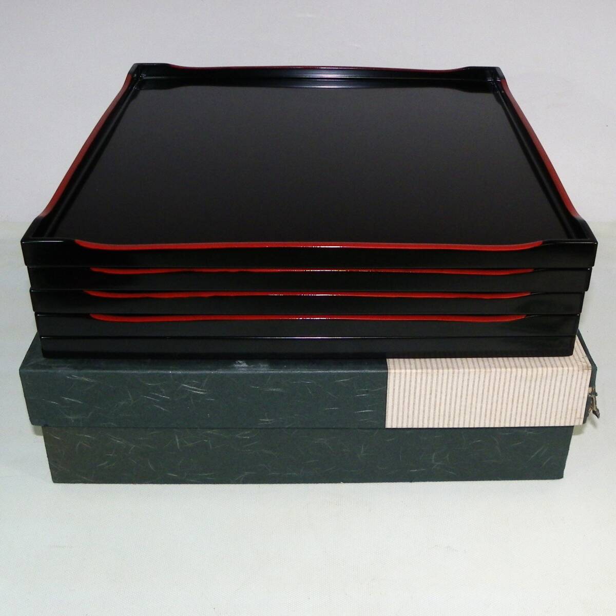 ゆうパック.100サイズ送料記載済み アソベ 漆器 木製 お盆 角盆4枚と置台 塗り.盆.4枚 H/1.2㎝位・30.5㎝位x30.5㎝位(赤枠.樂多我)_画像4