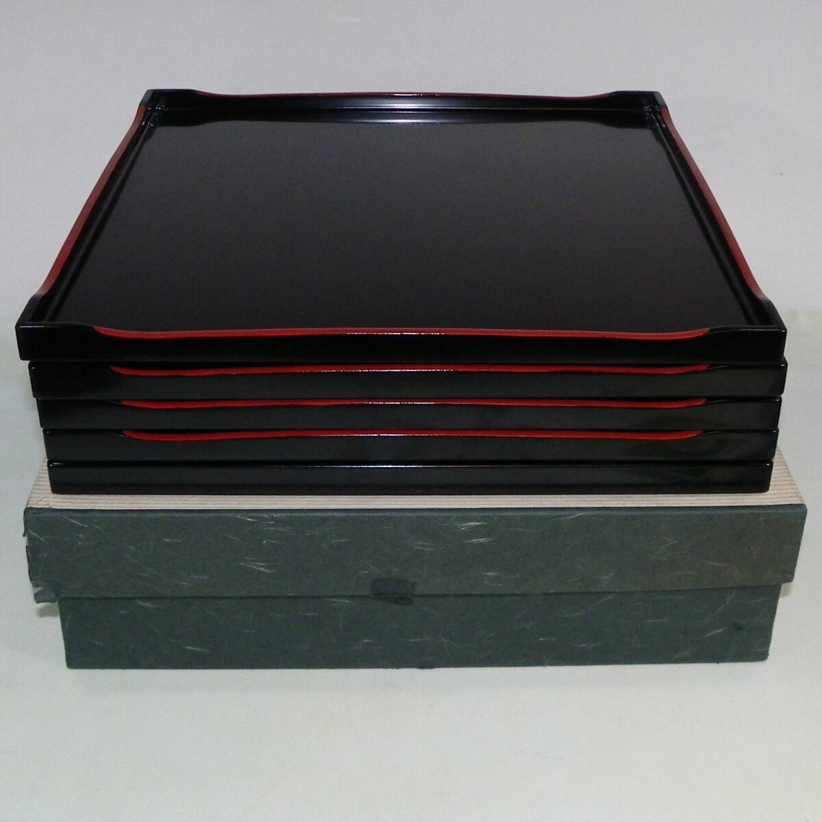 ゆうパック.100サイズ送料記載済み アソベ 漆器 木製 お盆 角盆4枚と置台 塗り.盆.4枚 H/1.2㎝位・30.5㎝位x30.5㎝位(赤枠.樂多我)_画像5