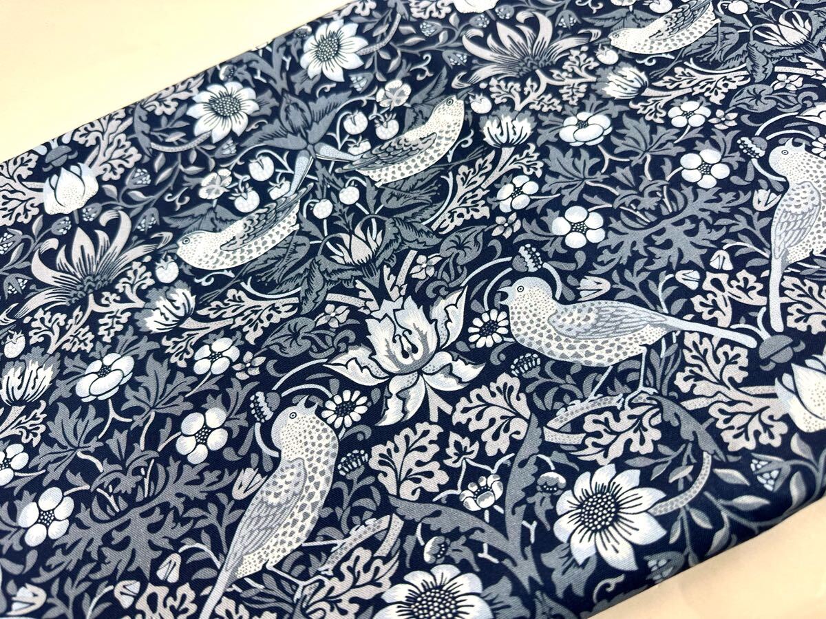 USAシーチング綿100%生地幅110cm×50cm.鳥と花.2247_画像1