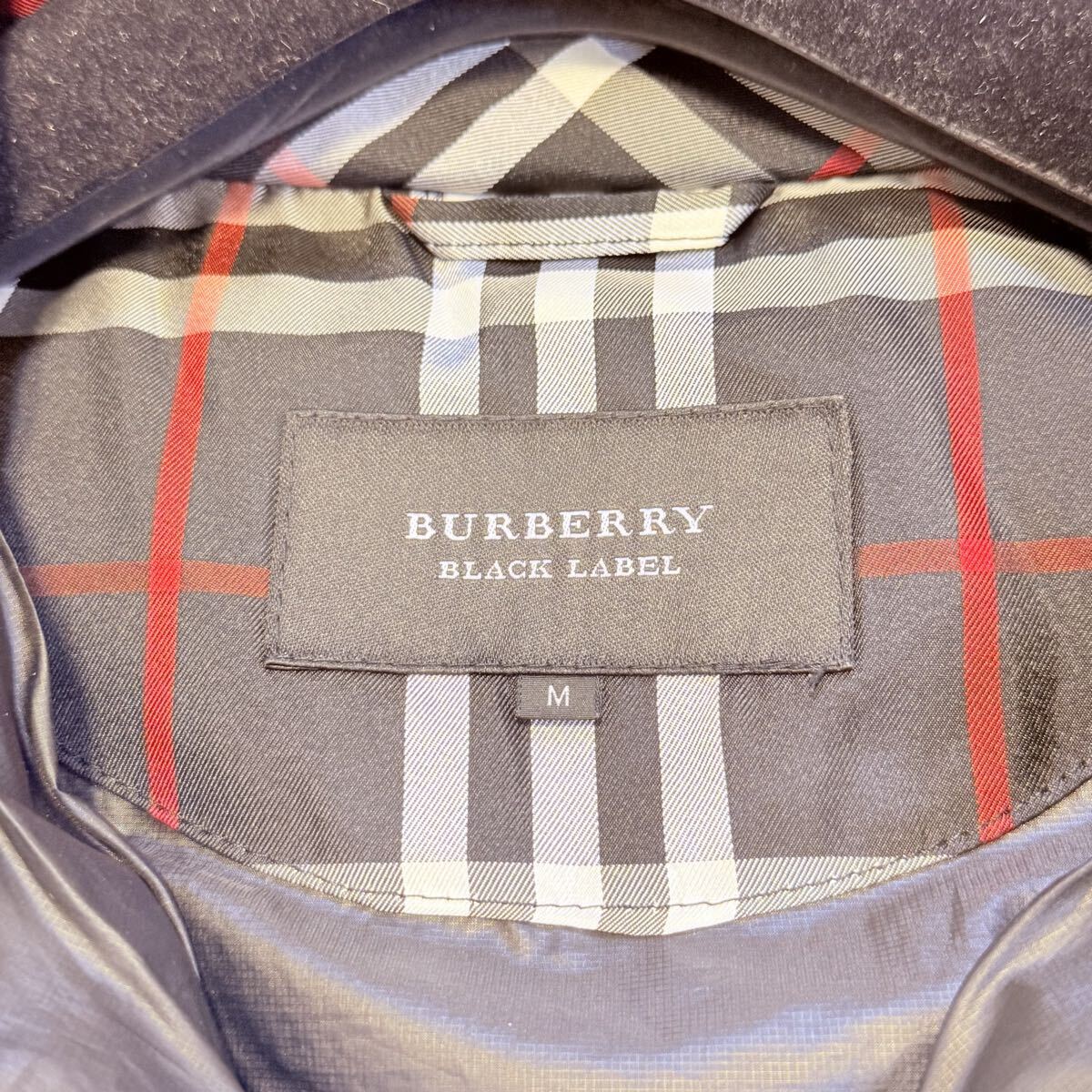 【美品】バーバリーブラックレーベル BURBERRY BLACK LABEL ダウンジャケット メンズ ブラック ノバチェック M ホースロゴ刺繍 アウター_画像6