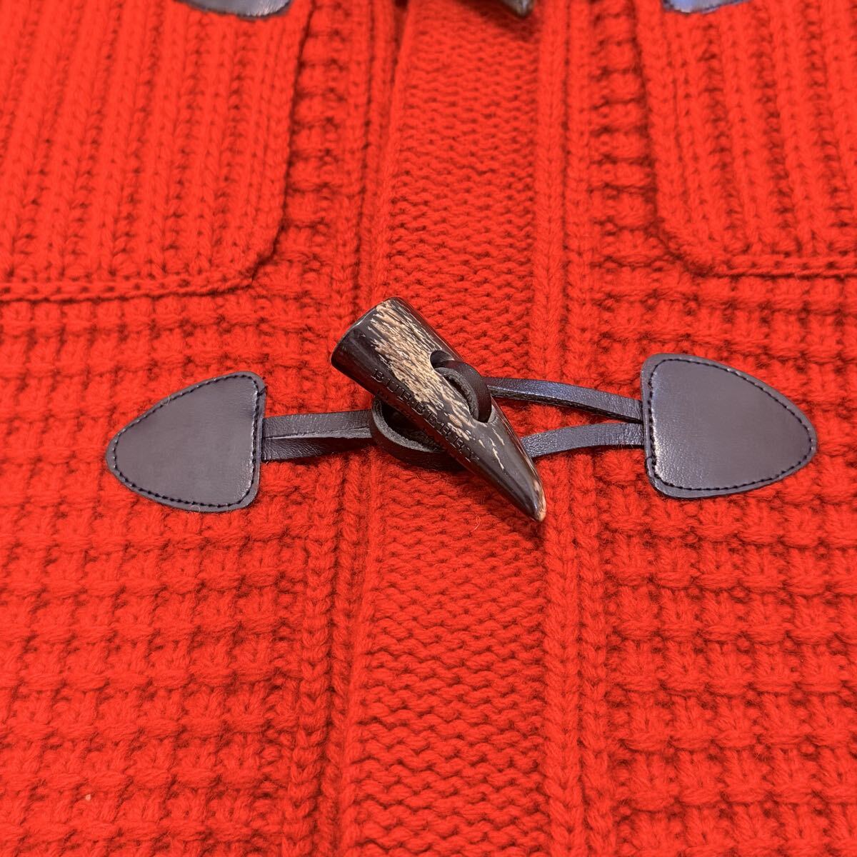 【美品】バーバリーブラックレーベル BURBERRY BLACK LABEL ダッフルコート メンズ ニット ロゴプレート レッド メンズ_画像6