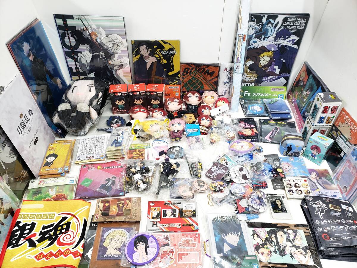 32Mdd 【中古品】 乙女グッズセット まとめて箱詰め 鬼滅の刃 呪術廻戦 ヒロアカ 東リベ 缶バッジ ぬいぐるみ等_画像1