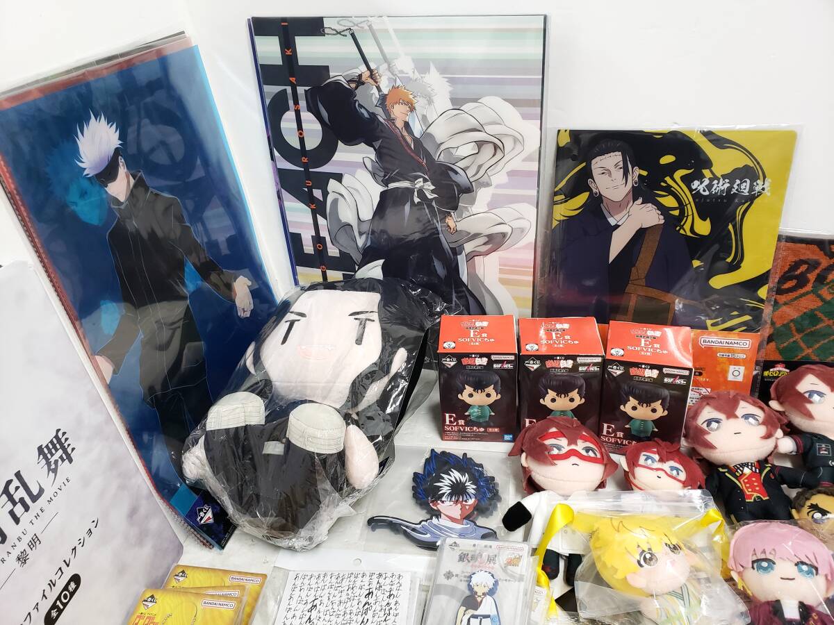 32Mdd 【中古品】 乙女グッズセット まとめて箱詰め 鬼滅の刃 呪術廻戦 ヒロアカ 東リベ 缶バッジ ぬいぐるみ等_画像2