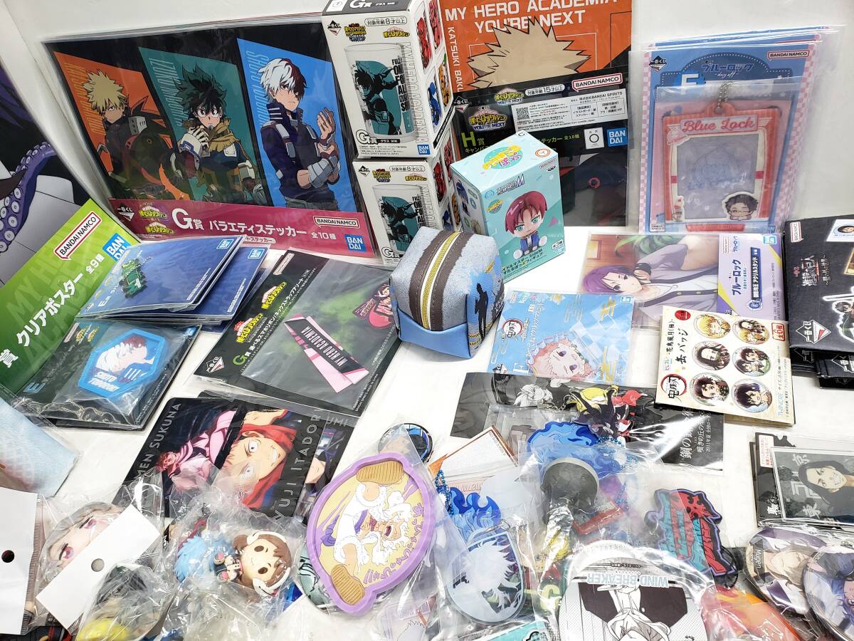 32Mdd 【中古品】 乙女グッズセット まとめて箱詰め 鬼滅の刃 呪術廻戦 ヒロアカ 東リベ 缶バッジ ぬいぐるみ等_画像4