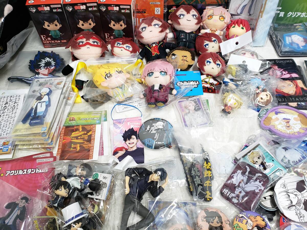 32Mdd 【中古品】 乙女グッズセット まとめて箱詰め 鬼滅の刃 呪術廻戦 ヒロアカ 東リベ 缶バッジ ぬいぐるみ等_画像5