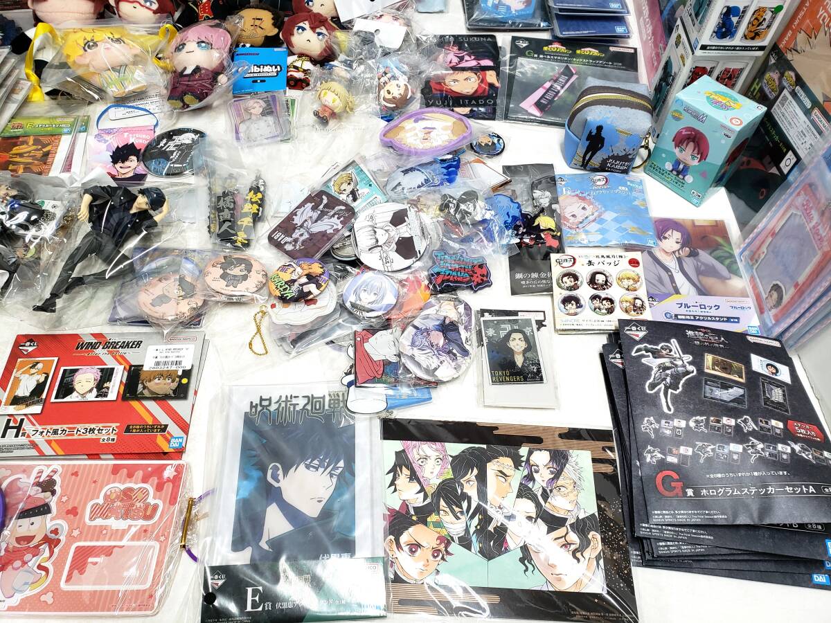 32Mdd 【中古品】 乙女グッズセット まとめて箱詰め 鬼滅の刃 呪術廻戦 ヒロアカ 東リベ 缶バッジ ぬいぐるみ等_画像8