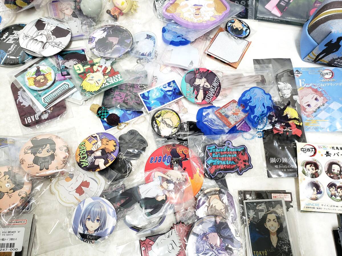 32Mdd 【中古品】 乙女グッズセット まとめて箱詰め 鬼滅の刃 呪術廻戦 ヒロアカ 東リベ 缶バッジ ぬいぐるみ等_画像9