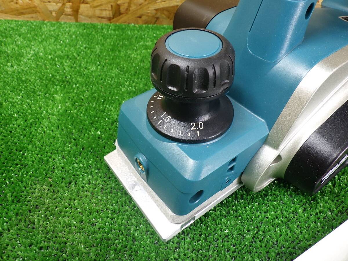 長期保管品★マキタ 82mm 充電式カンナ 18Vタイプ 本体のみ KP180D 工具 電動かんな makita 中古扱い 251017_画像2