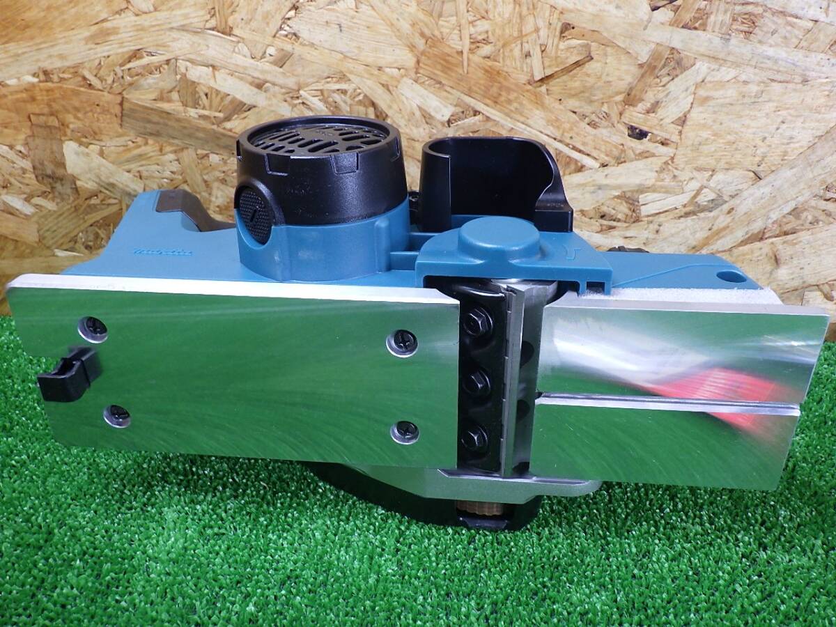 長期保管品★マキタ 82mm 充電式カンナ 18Vタイプ 本体のみ KP180D 工具 電動かんな makita 中古扱い 251017_画像3
