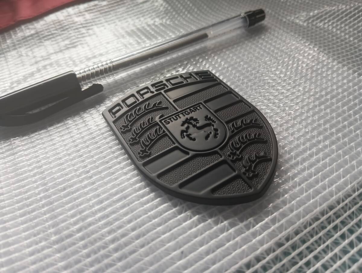 【ゆうパケット送料込】PORSCHE（ポルシェ） エンブレム　ブラック 　 911 718ケイマン ボクスター カイエン マカン　_画像1