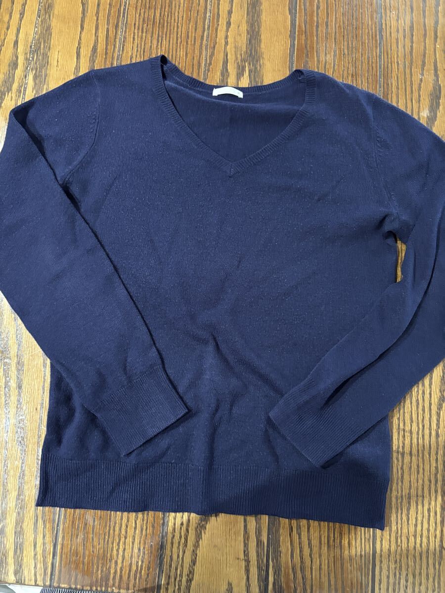 ネイビー Vネック 長袖ニットセーター　GU_画像1