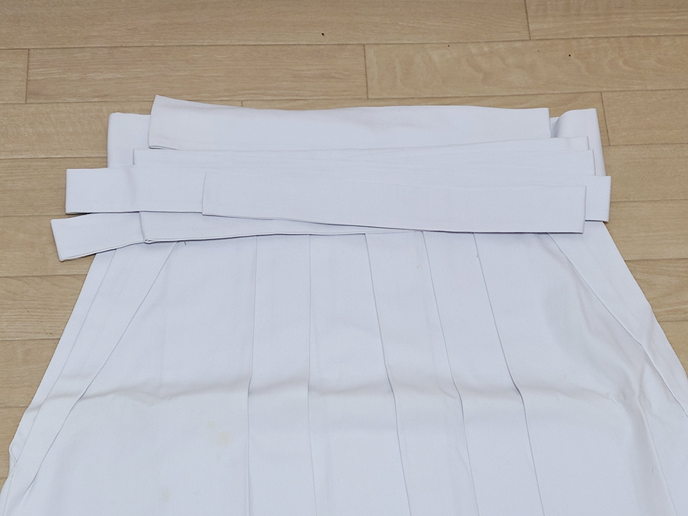 (22) белый hakama одноцветный hakama белый цвет .. храм . буддизм предметы для домашнего буддийского алтаря закон ... оборудование пачка