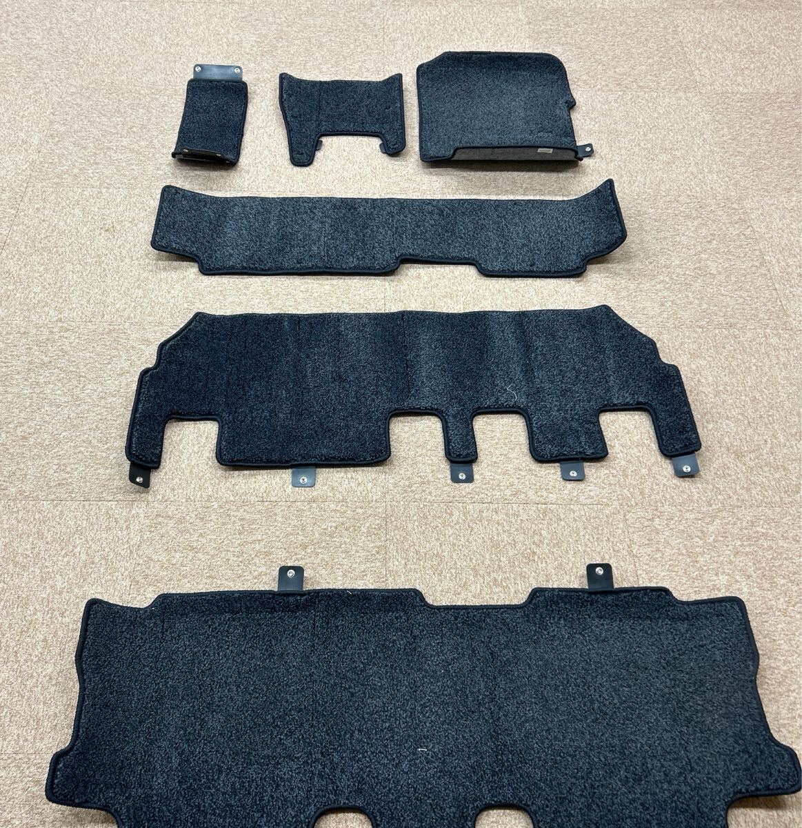 ホンダ　フリード7-8人乗　フロワーマット純正一式　型式DBA-GB3 着払い岐阜発送　入れ替処分_画像2