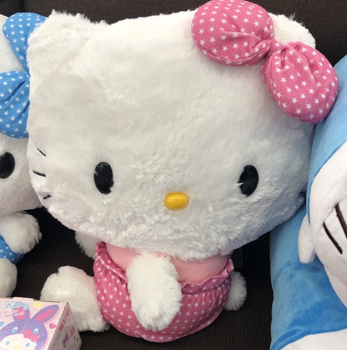 ●Hello Kitty ハローキティ グッズ おまとめ ぬいぐるみ クッション 枕 ストラップ マグカップ 小物入れ 引き出し メイクBOX_画像3