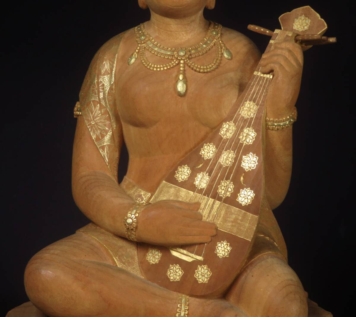 【SAKURAYA】秀逸作品【彩色木彫 弁財天 置物/平櫛田中一門 花田一男】金彩 細密彫刻 時代物 希少品 作家 共箱 骨董品 古美術品 高さ51.5cm_画像3