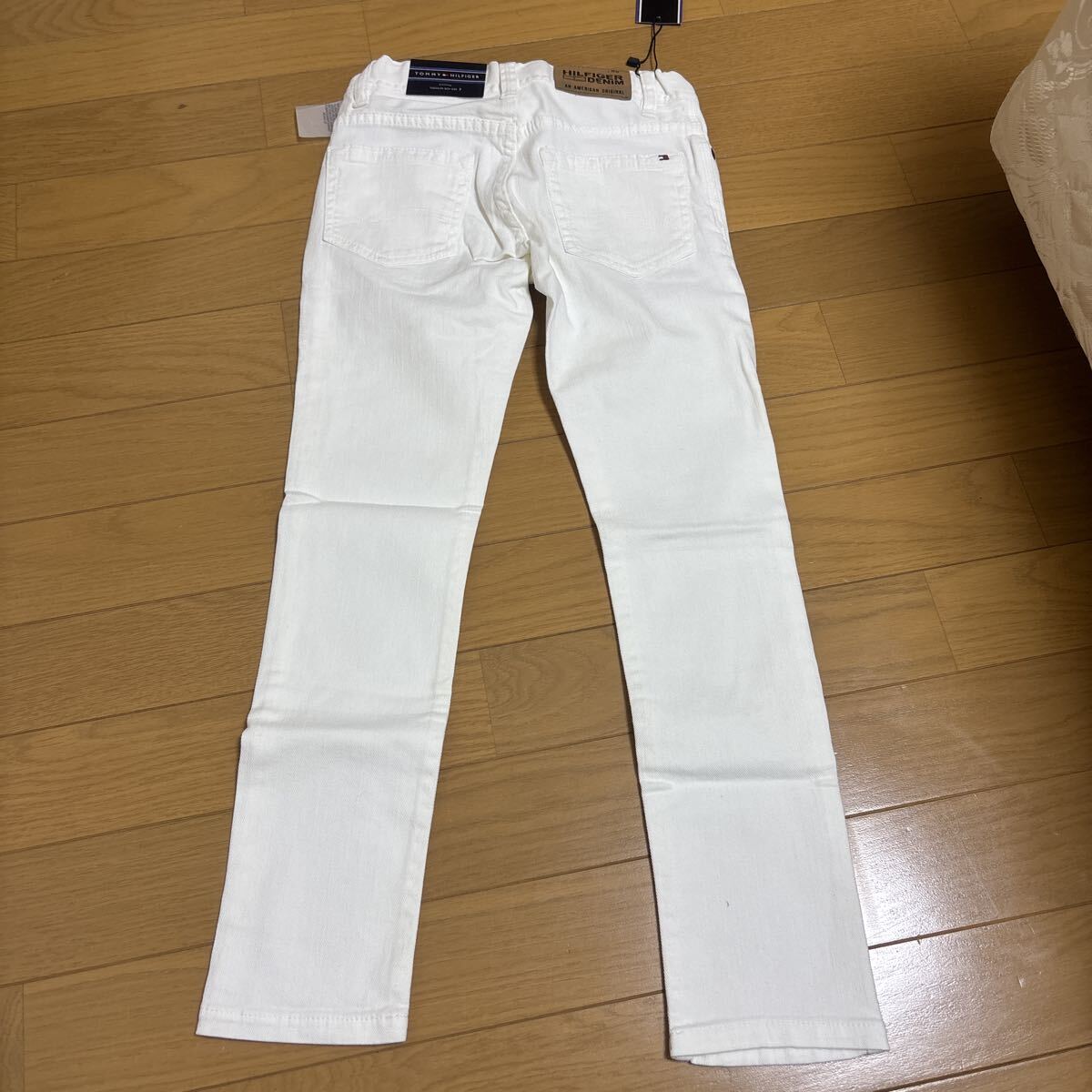 ホワイト デニム ジーンズ　トミーヒルフィガー 120cm サイズ7 新品　タグ付き_画像3