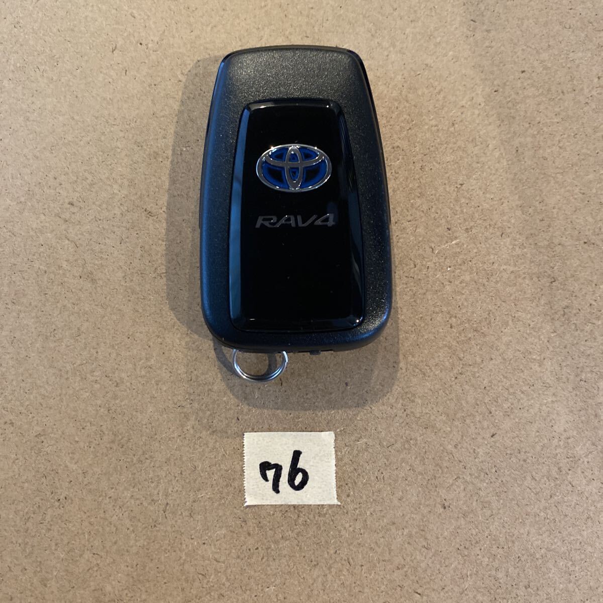 【76】 トヨタ RAV4 ハイブリッド パワーバックドア付き スマートキー_画像2