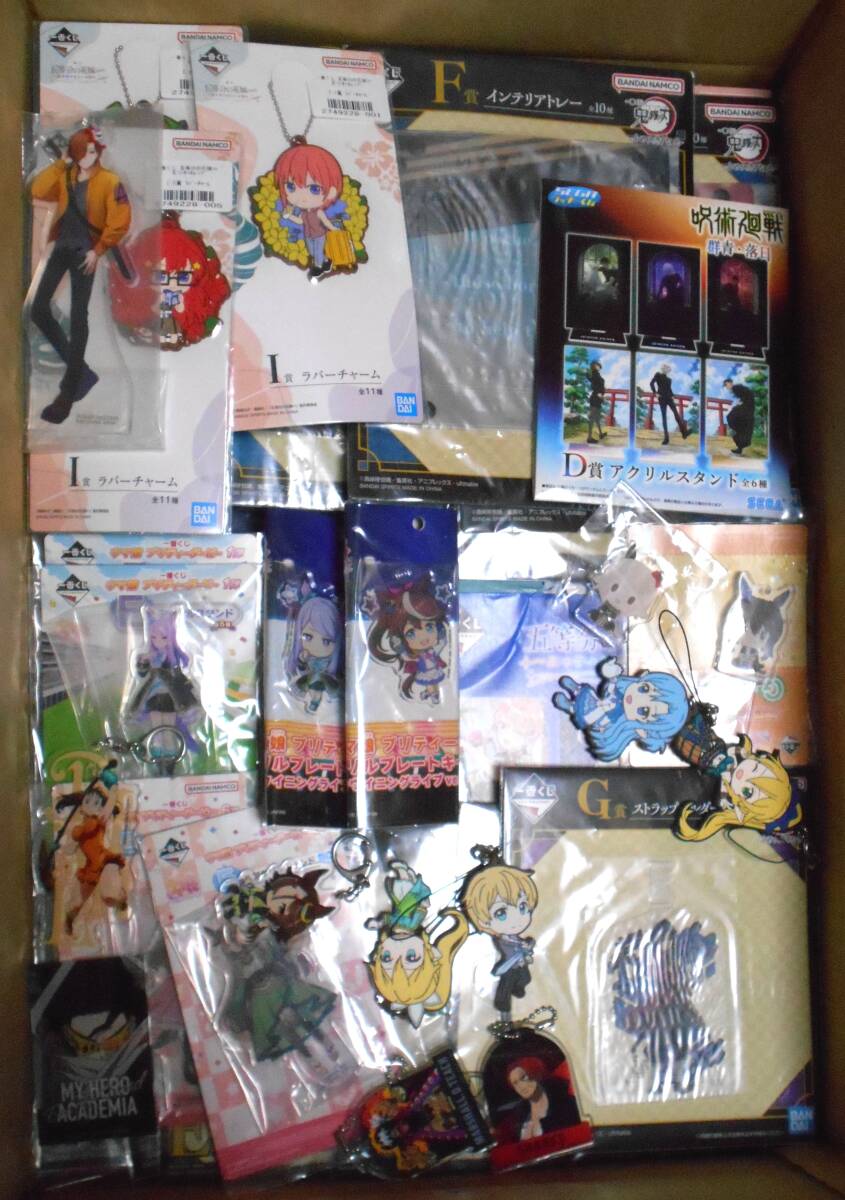 ④ 130サイズ 大量 まとめ アニメ ゲーム コミック グッズ 雑貨 セット 缶バッジ 紙類 アクリルスタンド アクスタ アクキー キーホルダー_画像2