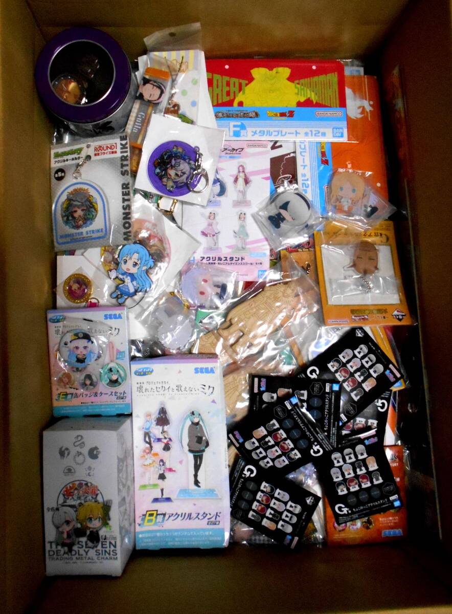 ① 130サイズ 大量 まとめ アニメ ゲーム コミック グッズ 雑貨 セット 缶バッジ 紙類 アクリルスタンド アクスタ アクキー キーホルダー_画像4