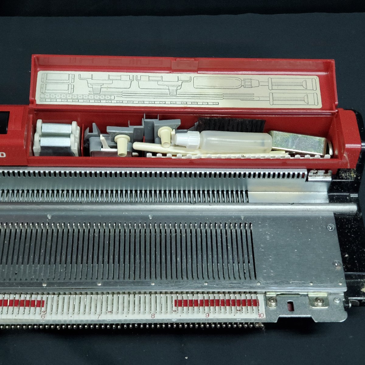 【寶蔵】SILVER REED SK-700 シルバーリード カンタン70 シルバー精工株式會社 編機 動作未確認(rèn) 約12㎏ ジャンク 現(xiàn)狀品