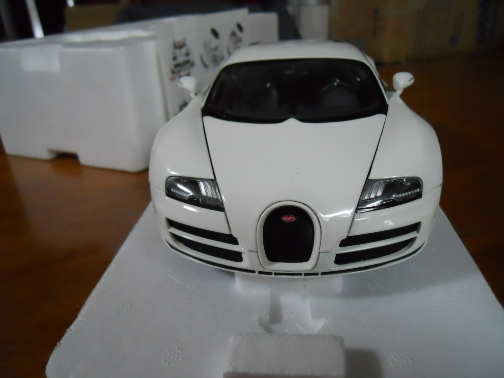 ミニチャンプス　1/18 ブガッティバイロンスーパースポーツ_画像3