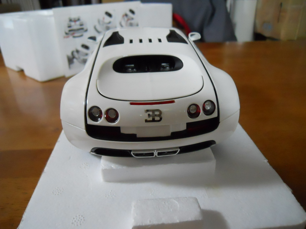 ミニチャンプス　1/18 ブガッティバイロンスーパースポーツ_画像4