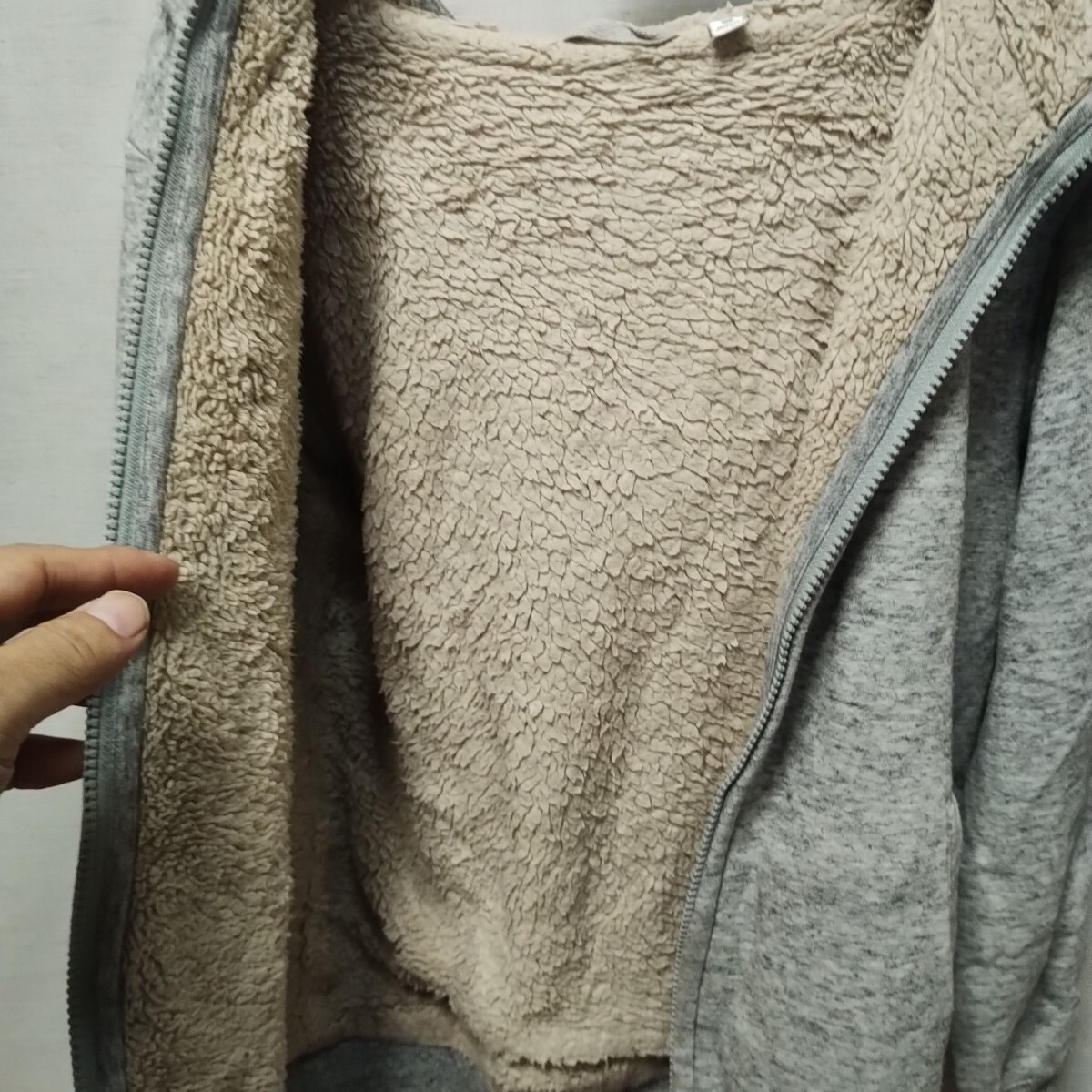 全国送料無料 ユニクロ UNIQLO 子供服キッズ男＆女の子 人気の極暖 ベージュ裏ボア付き 杢グレー色スウェットジップアップパーカー150_画像5