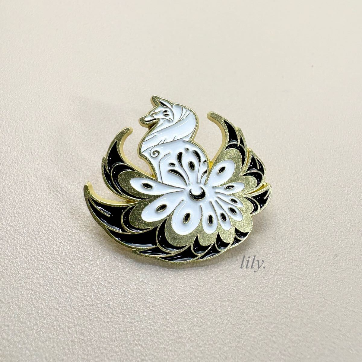 【ピンバッジ】モノクローム 九尾の狐 キツネ ゴールド かっこいい_画像1