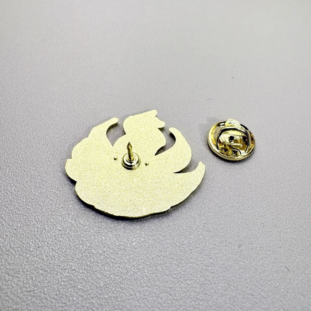 【ピンバッジ】モノクローム 九尾の狐 キツネ ゴールド かっこいい_画像2