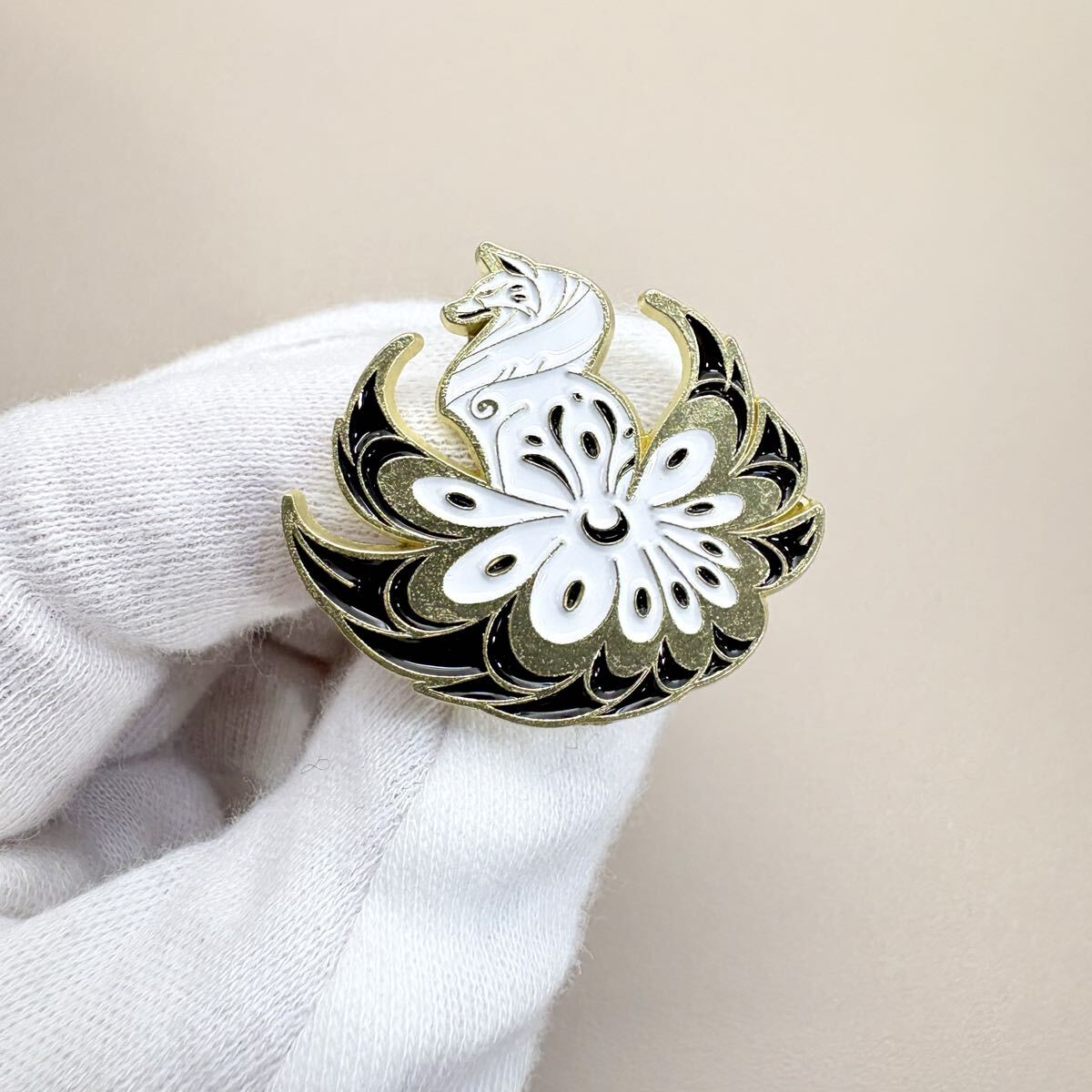 【ピンバッジ】モノクローム 九尾の狐 キツネ ゴールド かっこいい_画像3