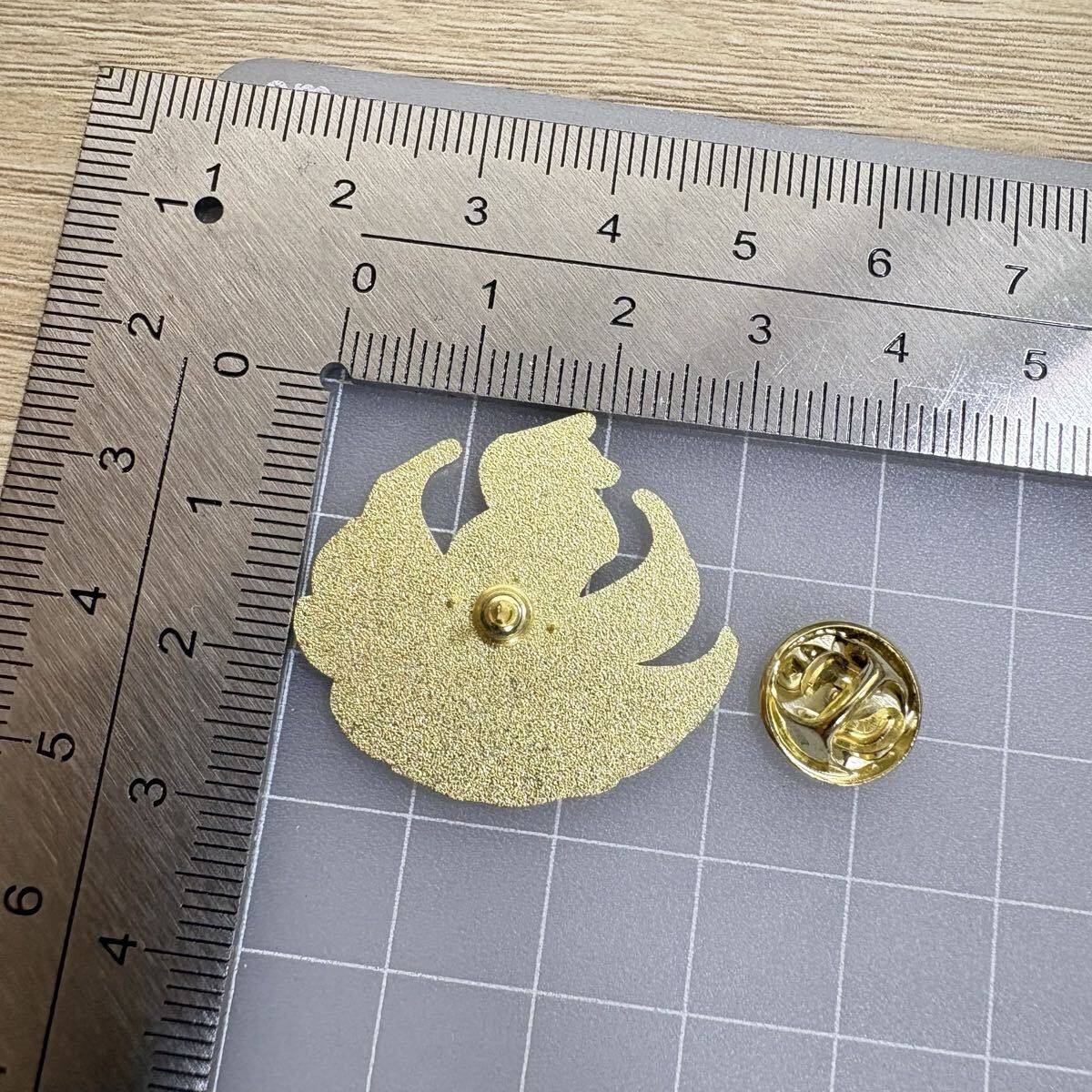 【ピンバッジ】モノクローム 九尾の狐 キツネ ゴールド かっこいい_画像4