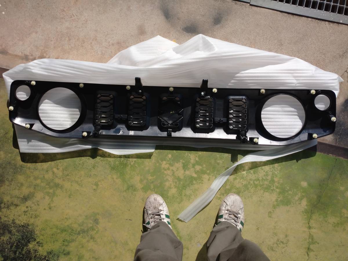ジムニーシエラ(JB74W) 純正フロントグリル 郵送不可手渡し可能な方のみ  新車取り外し分_画像2