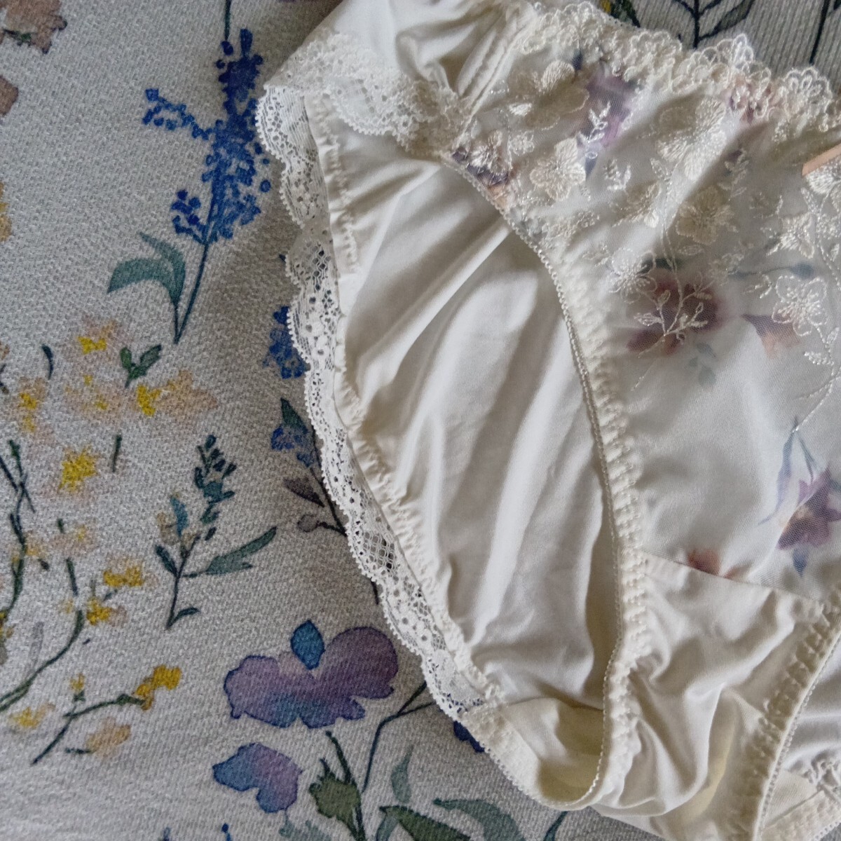 palissee 　パリシェ　白地フロントレース刺模様のショーツ　LL_画像3