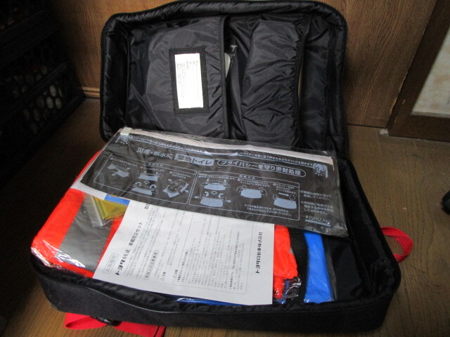 【未使用品】トヨタ TOYOTA 純正 車載防災セット ベンツ純正ファーストエイド(救急セット)付 災害対策&エマージェンシー 帰宅支援_画像2