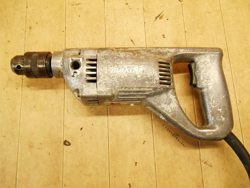 〇 makita マキタ 13mm ドリル 6304R 電気ドリル 電動ドリル 穴あけ 穿孔 電動工具 大工道具 電気 電動 締め DIY 日曜大工 締め付け 100V_画像2