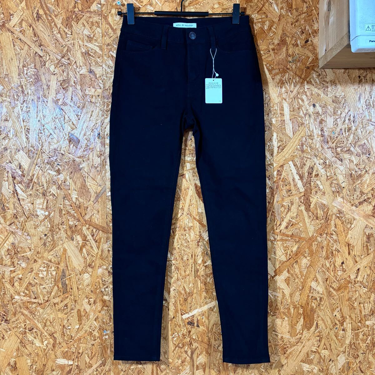 新品 未使用 AZUL BY MOUSSY XS ブラックデニム スキニー  パンツ ストレッチ レディース ボトムス 4917_画像1
