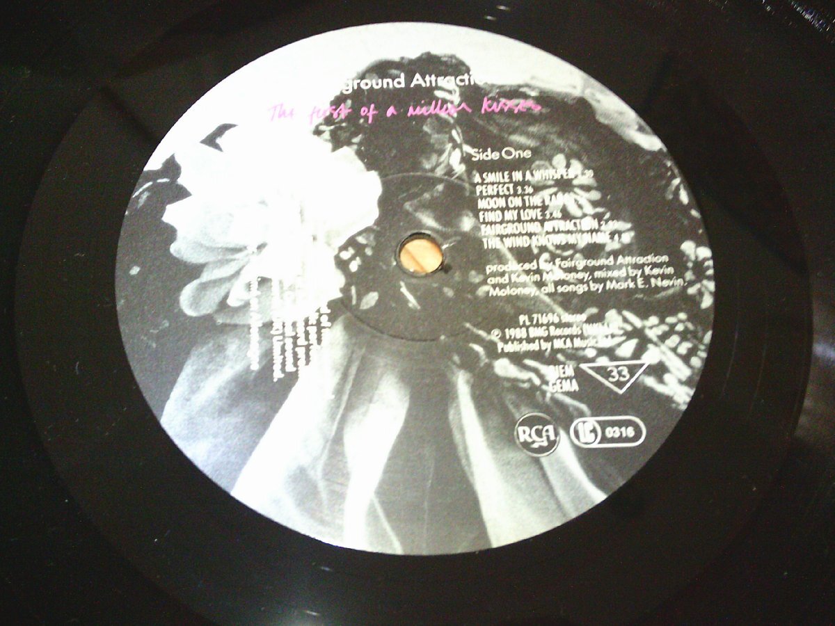 LP：FAIRGROUND ATTRACTION THE FIRST OF A MILLION KISSES フェアーグラウンド・アトラクション：UK盤_画像2