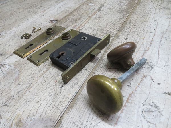【USED/鍵なし】 築百年の洋館のドアに取り付けられていた 真鍮製 ドアノブ セット 検索用⇒ 昭和レトロ/真鍮箱錠/アンティーク/F1012_画像6