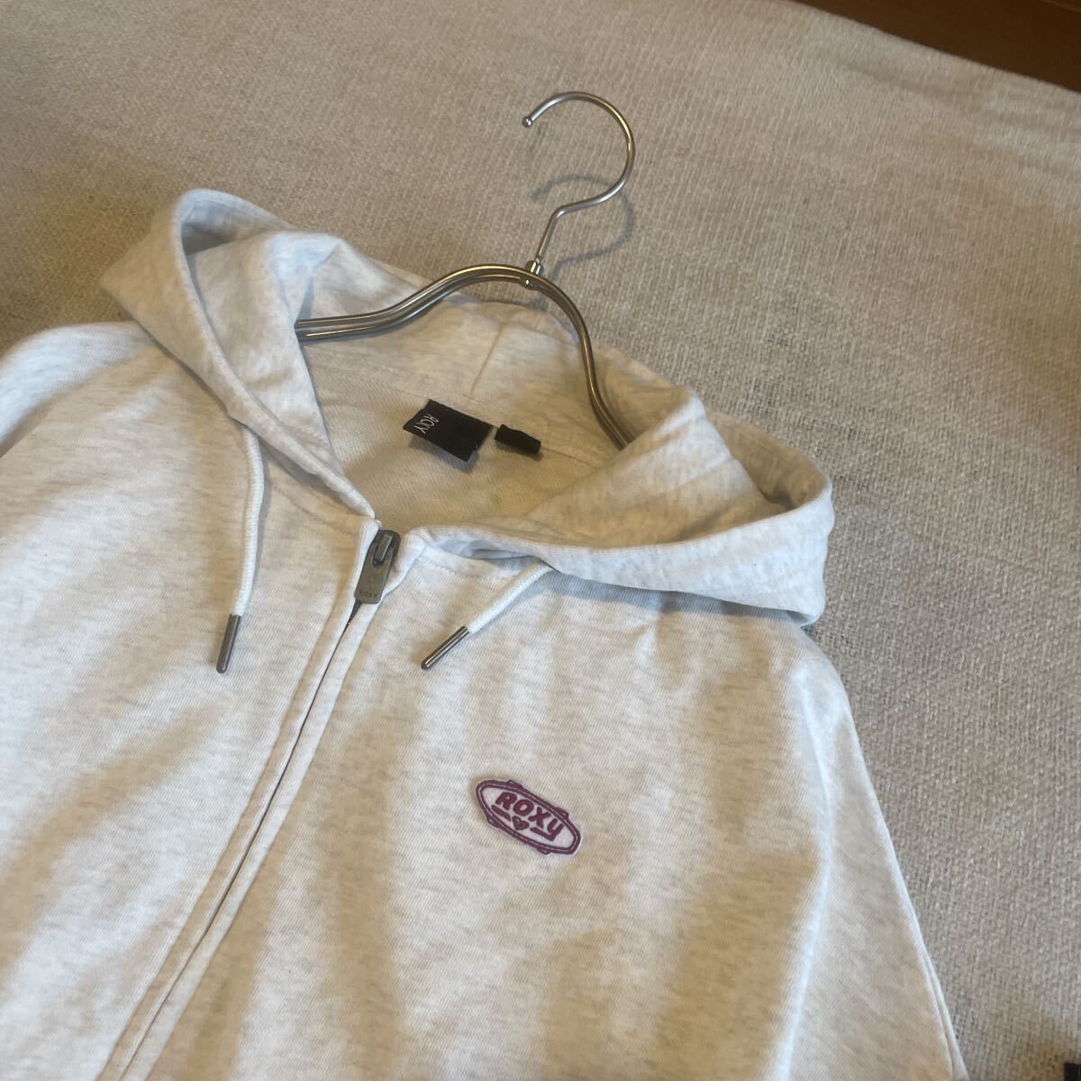 ROXY パーカー フーディー トレーナー スウェット ロキシー ジップアップ ショート丈 ワンポイント グレー Mサイズ 美品 _画像3