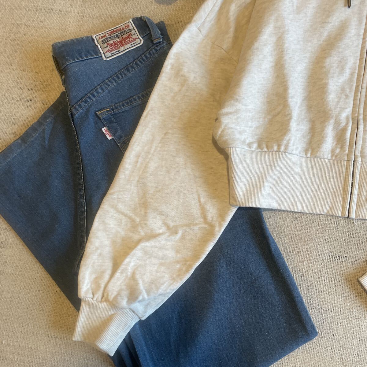 ROXY パーカー フーディー トレーナー スウェット ロキシー ジップアップ ショート丈 ワンポイント グレー Mサイズ 美品 _画像6