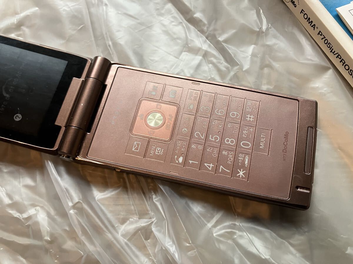 送料込 電源液晶画面確認済 初期化済 ガラケー 折りたたみ パナソニック FOMA Ｐ705i ドコモ ブラウン 外箱 取説 CD モック_画像4