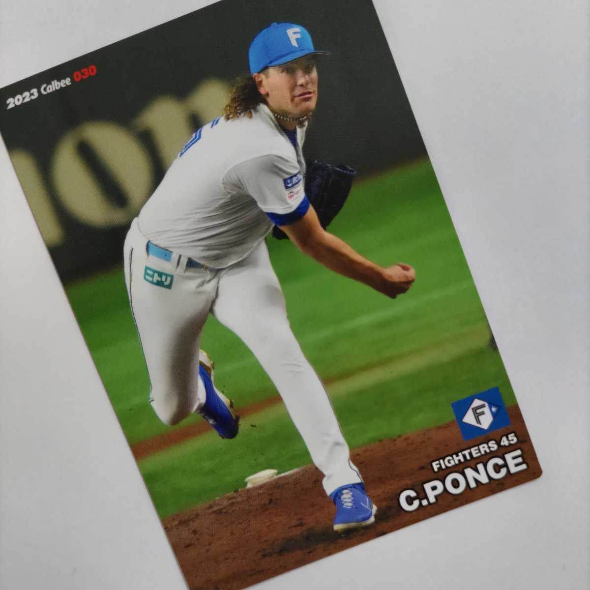 カルビー 2023 第1弾 レギュラーカード 030 C. ポンセ（日本ハム）_画像1