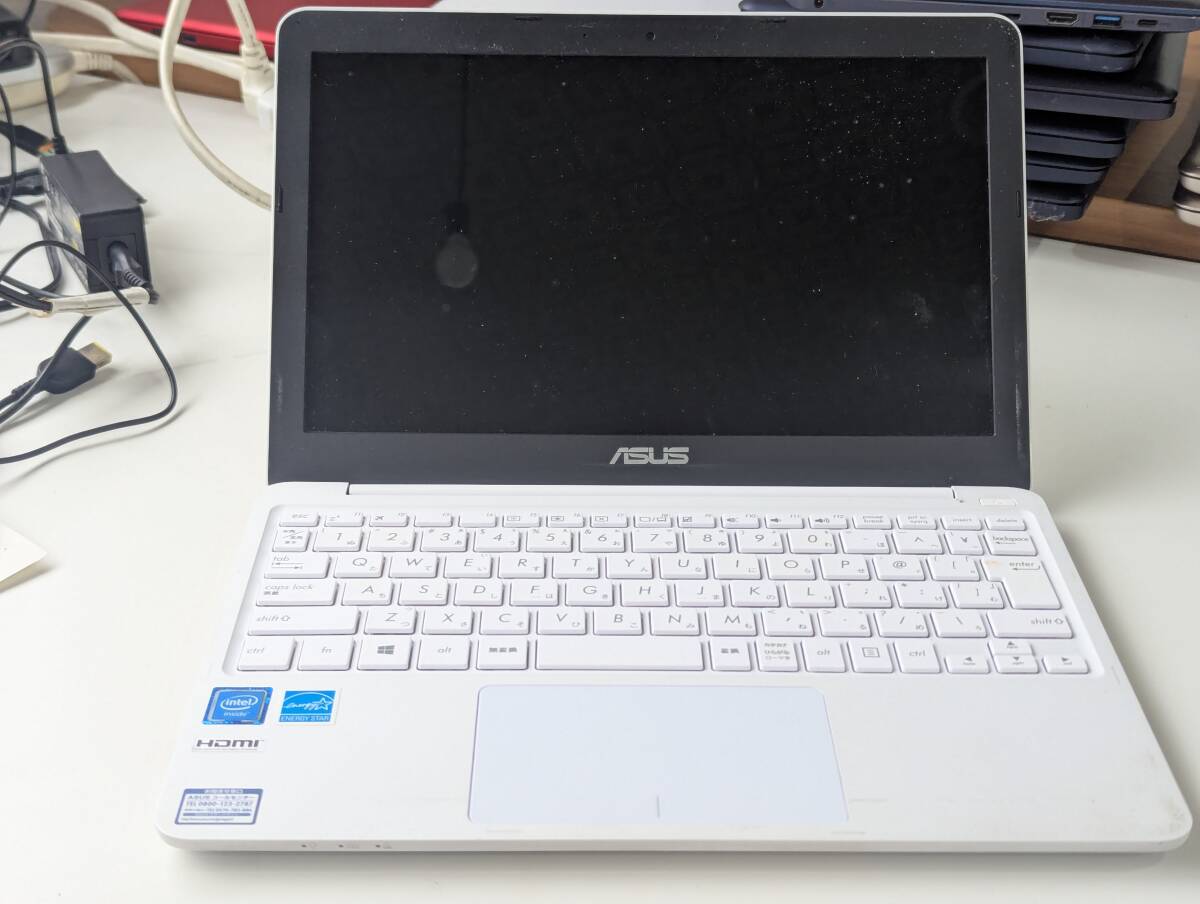 ASUS E200H ノートパソコン 4GB/eMMC32GB 通電のみ確認 本体のみ 202508080925_画像1