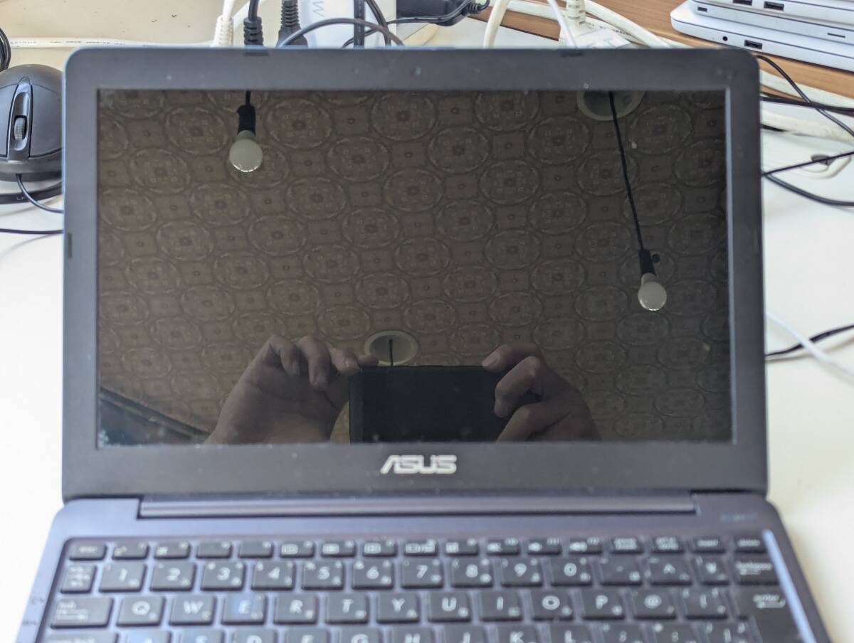 ASUS E203N ノートパソコン 4GB/eMMC64GB 通電のみ確認 本体のみ　202506101315_画像2